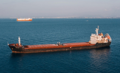 Článek o dojednávání smluv v námořní dopravě stiskem ruky